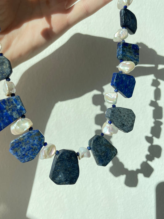 Collar de lapislázuli y perlas frescas