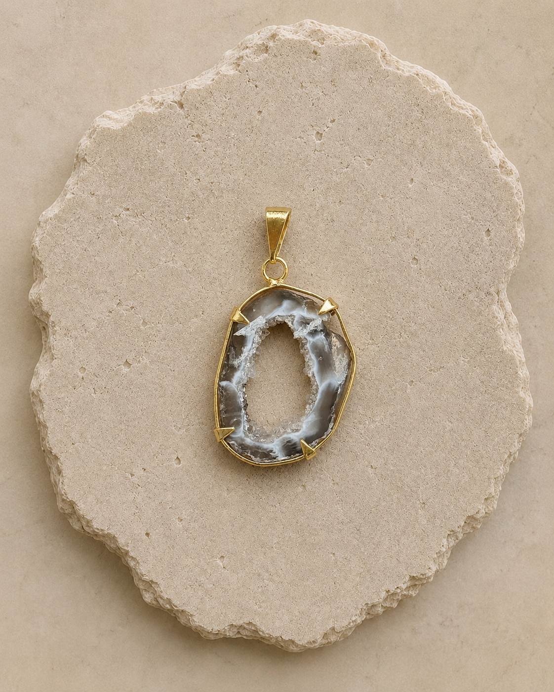 Agate Pendant with Gold-Tone Setting | Pendant de Ágata con Montura Color Oro