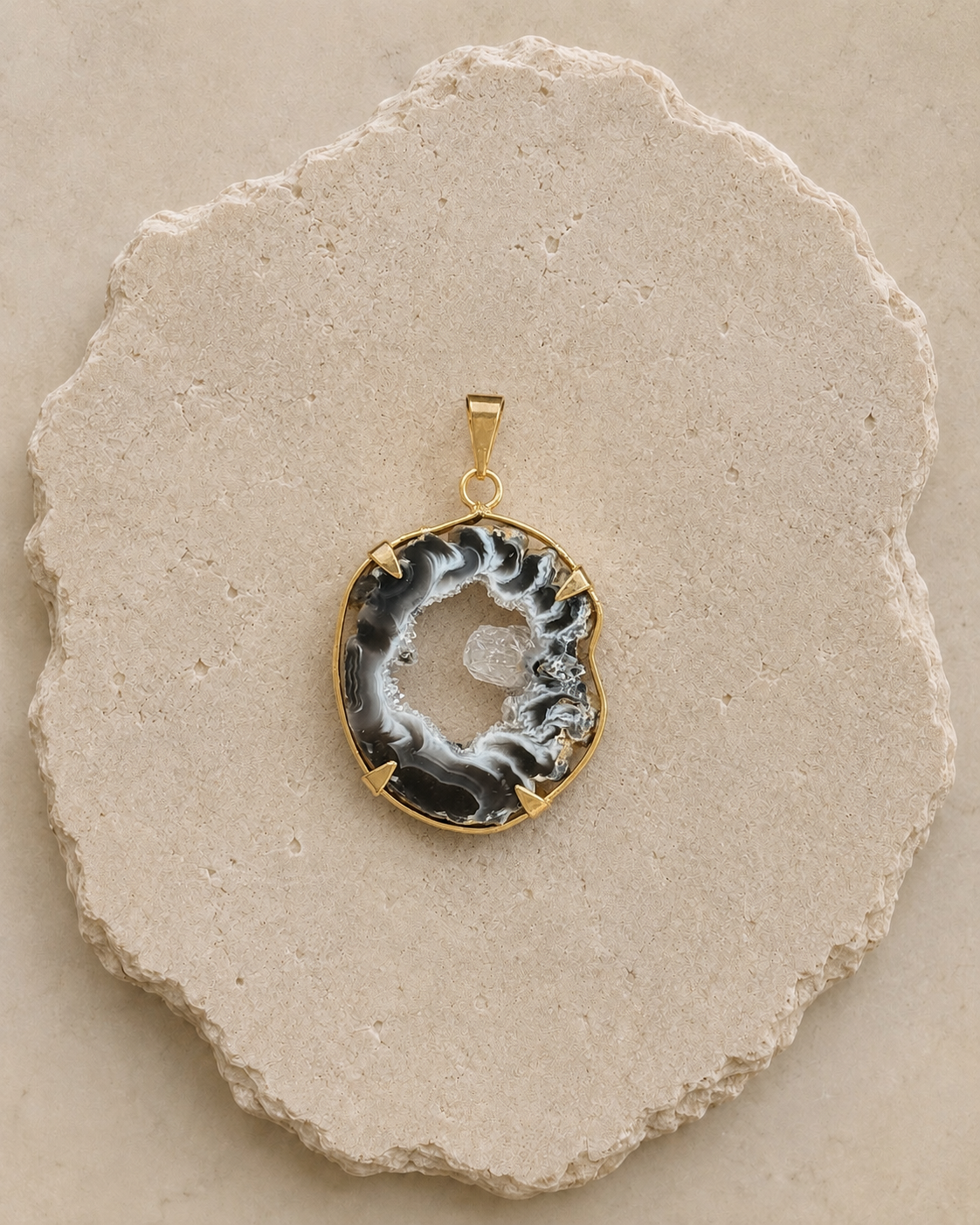Agate Pendant with Gold-Tone Setting | Pendant de Ágata con Montura Color Oro