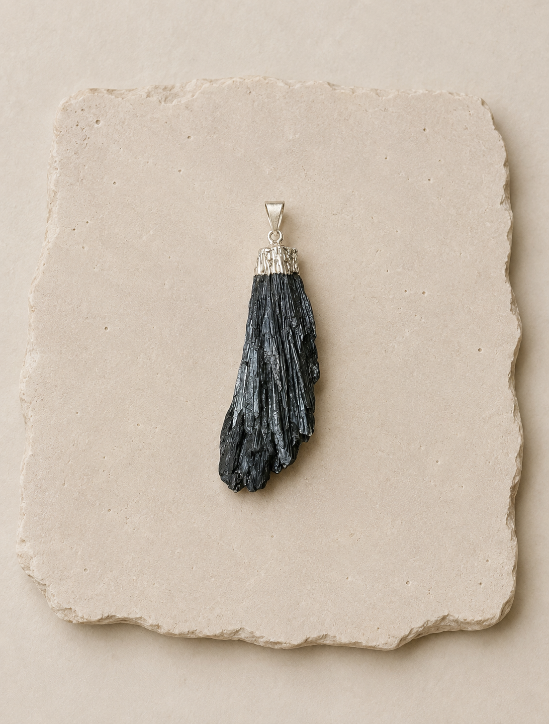Black Kyanite Pendant – Silver Plated | Pendant de Cianita Negra – Baño de Plata