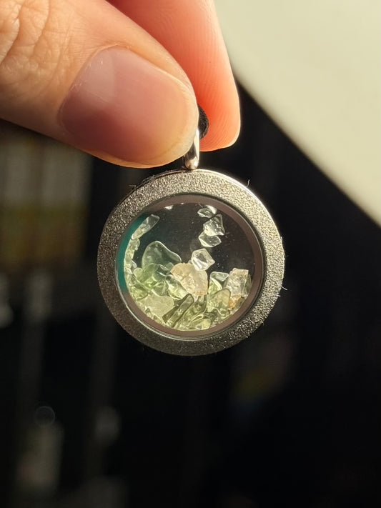 Phenacite & Moldavite Pendant in Stainless Steel / Colgante de Phenacite y Moldavita en Acero Inoxidable