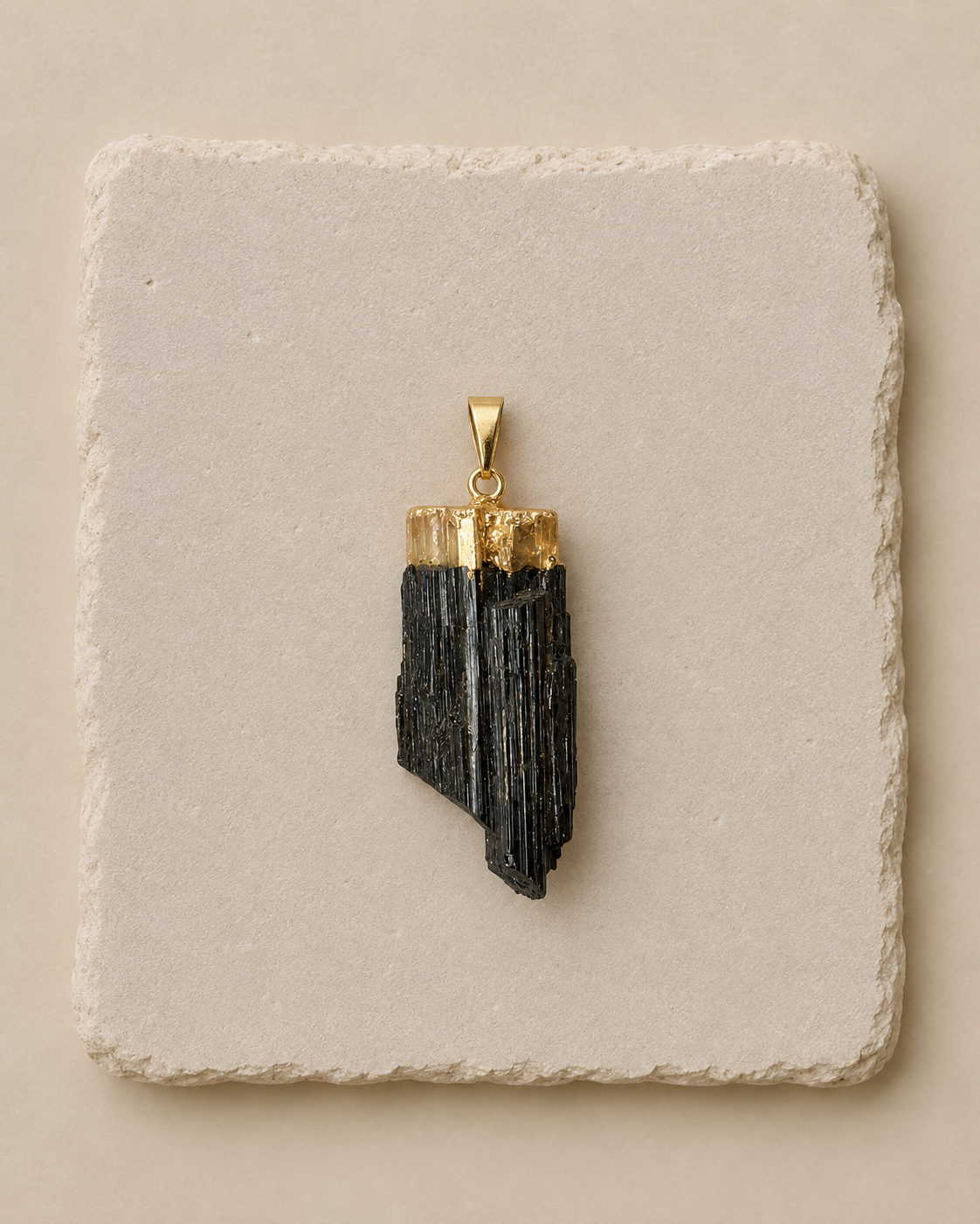 Black Tourmaline Gold-Tone Pendant | Pendant de Turmalina Negra con Acabado Dorado