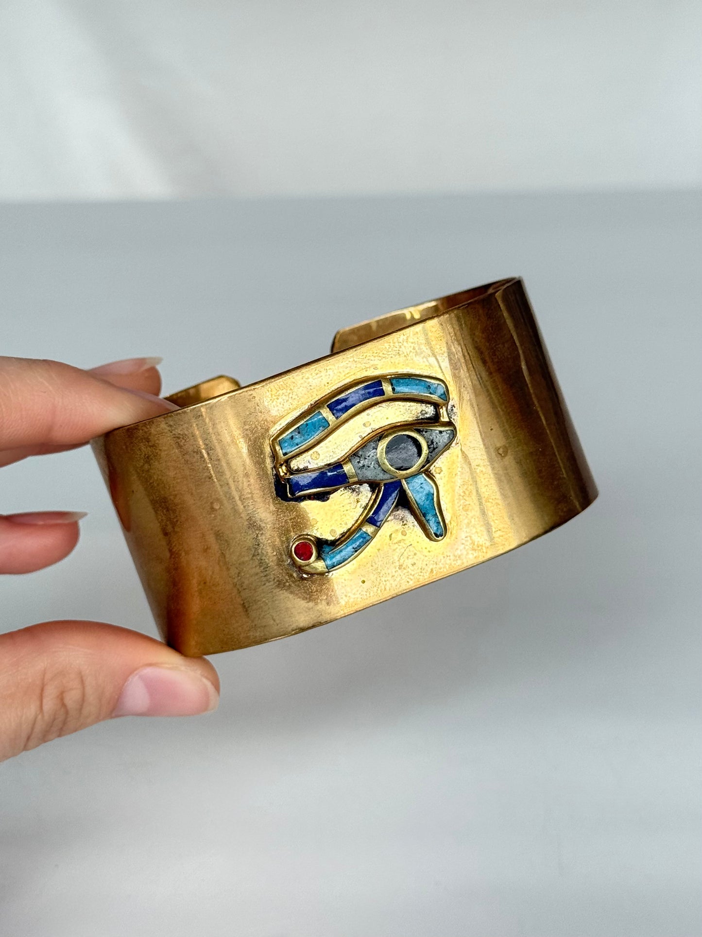 Ojo de Horus Stone Cuff ( Brass )