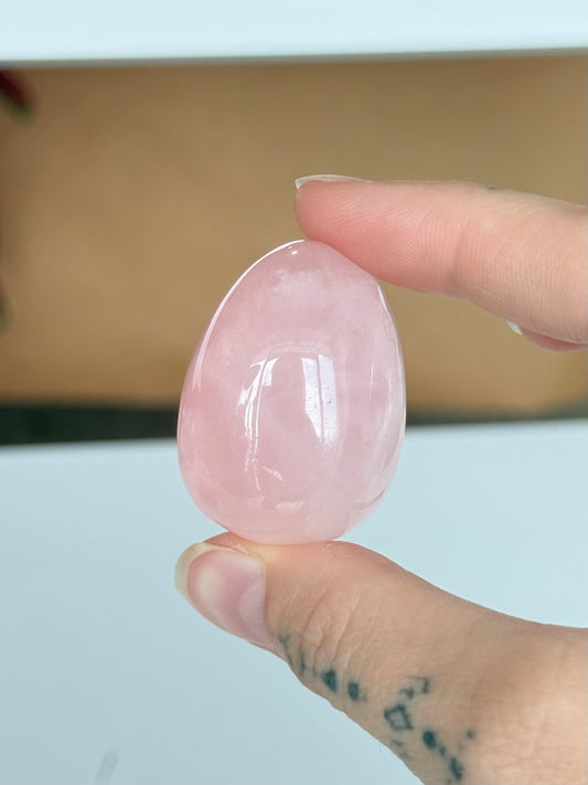 Medium Rose Quartz Yoni Egg (Drilled) | Huevo Yoni Mediano de Cuarzo Rosado (Perforado)