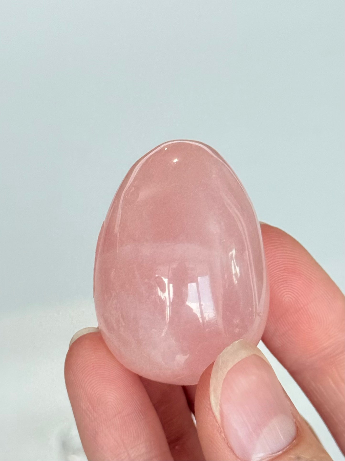 Medium Rose Quartz Yoni Egg (Drilled) | Huevo Yoni Mediano de Cuarzo Rosado (Perforado)