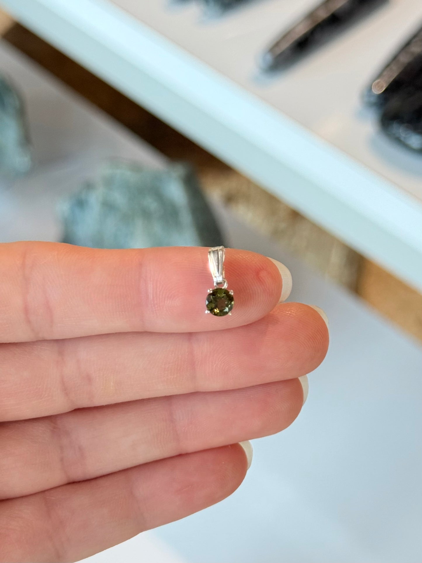 Tiny Faceted Moldavite Pendant in Sterling Silver .925 | Colgante Pequeño de Moldavita Facetada en Plata .925