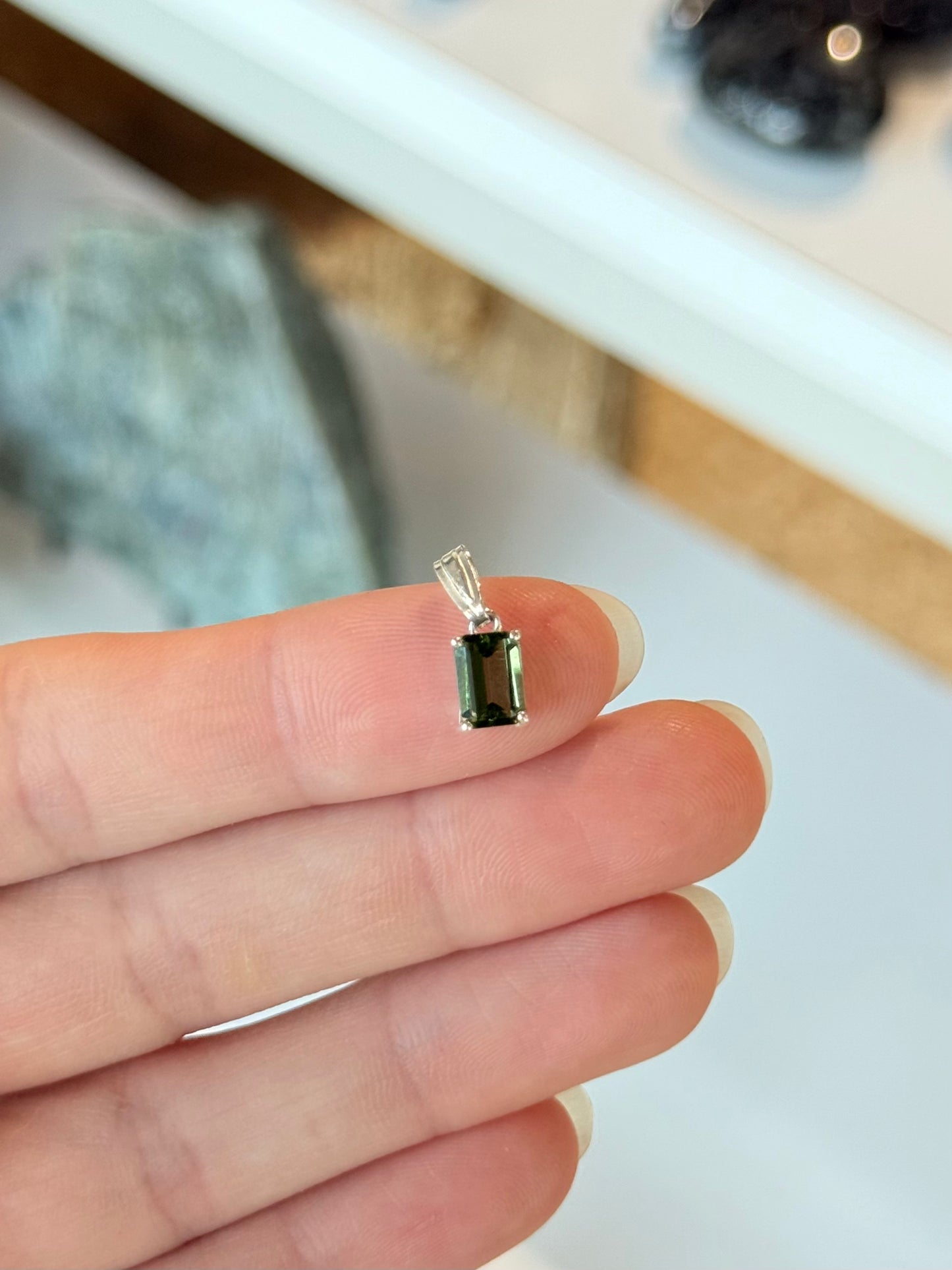 Tiny Faceted Moldavite Pendant in Sterling Silver .925 | Colgante Pequeño de Moldavita Facetada en Plata .925