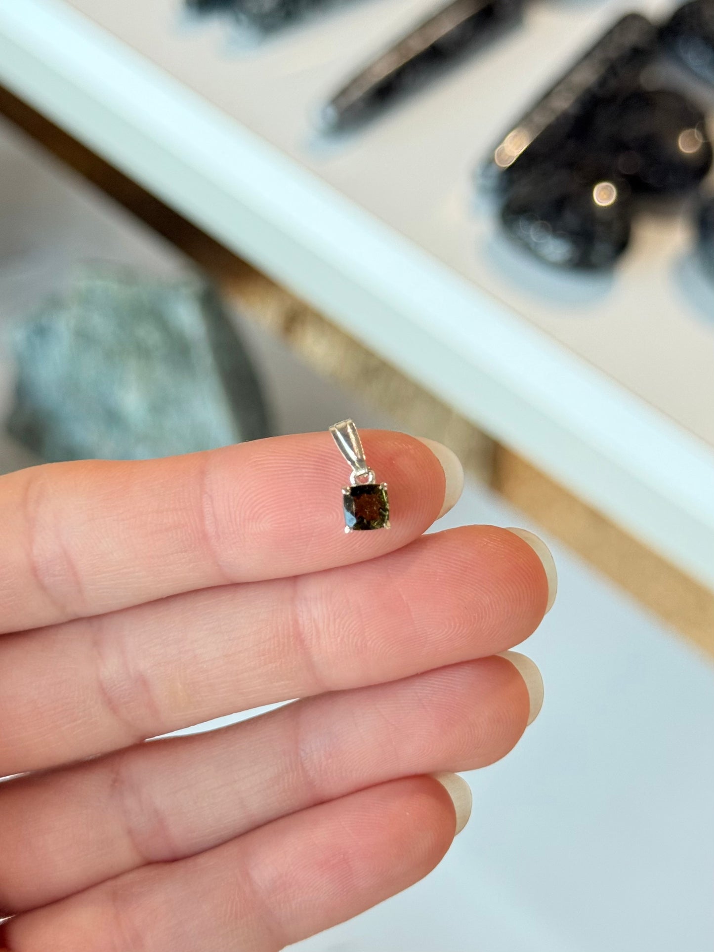 Tiny Faceted Moldavite Pendant in Sterling Silver .925 | Colgante Pequeño de Moldavita Facetada en Plata .925