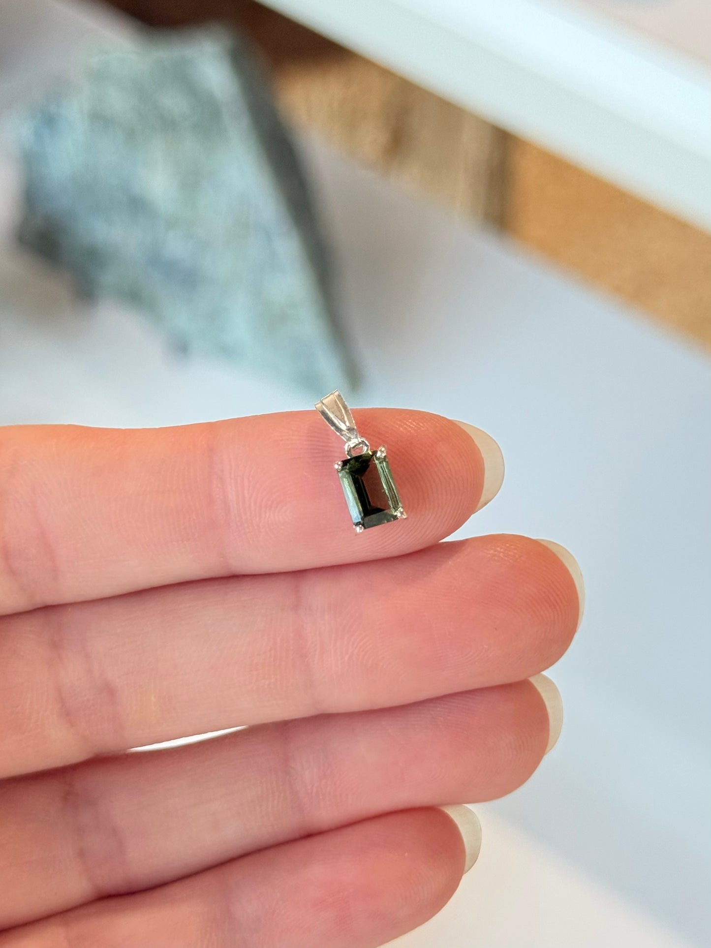 Tiny Faceted Moldavite Pendant in Sterling Silver .925 | Colgante Pequeño de Moldavita Facetada en Plata .925