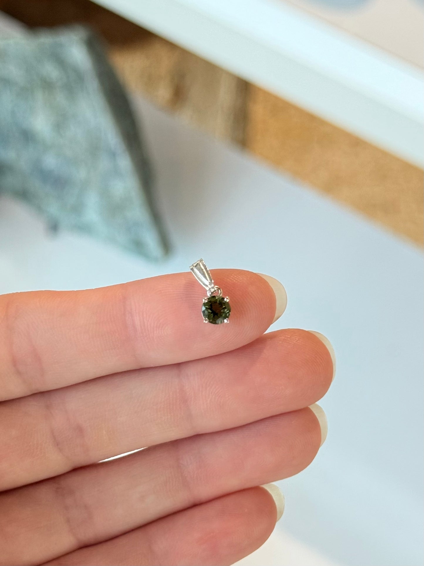 Tiny Faceted Moldavite Pendant in Sterling Silver .925 | Colgante Pequeño de Moldavita Facetada en Plata .925