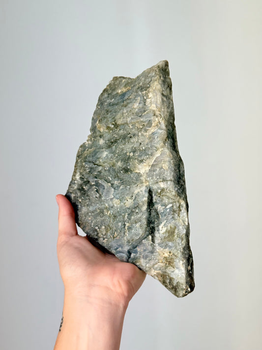 Polished and Raw Labradorite | Labradorita Pulida y Cruda