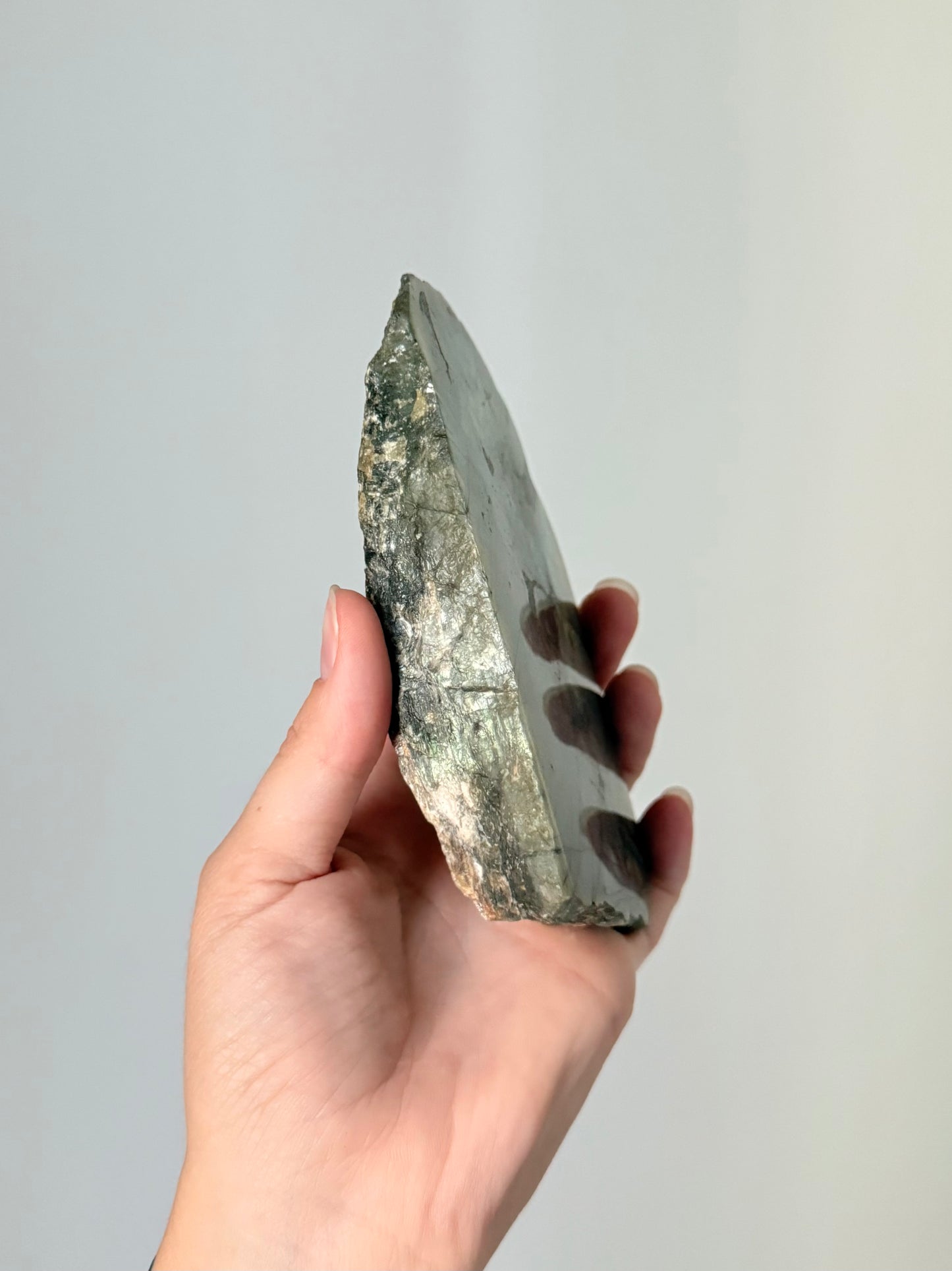 Polished and Raw Labradorite | Labradorita Pulida y Cruda