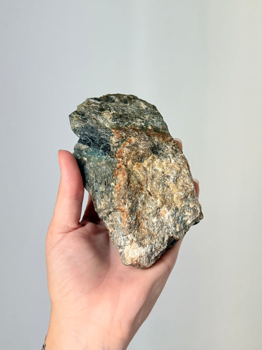 Polished and Raw Labradorite | Labradorita Pulida y Cruda