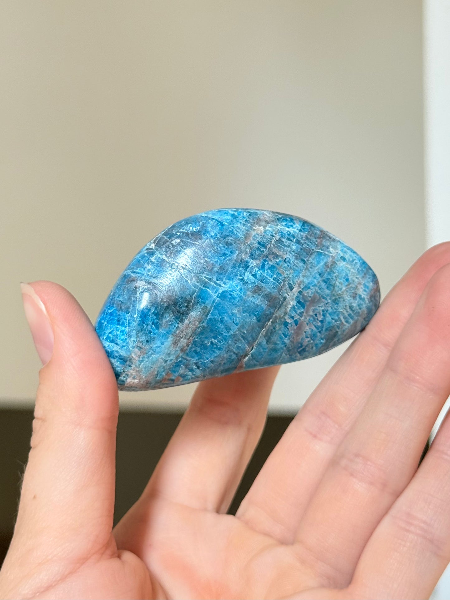 Blue Apatite Freeform Palm Stone | Palm Stone Freeform de Apatita Azul
