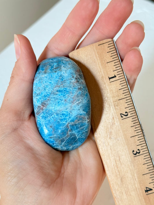 Blue Apatite Freeform Palm Stone | Palm Stone Freeform de Apatita Azul