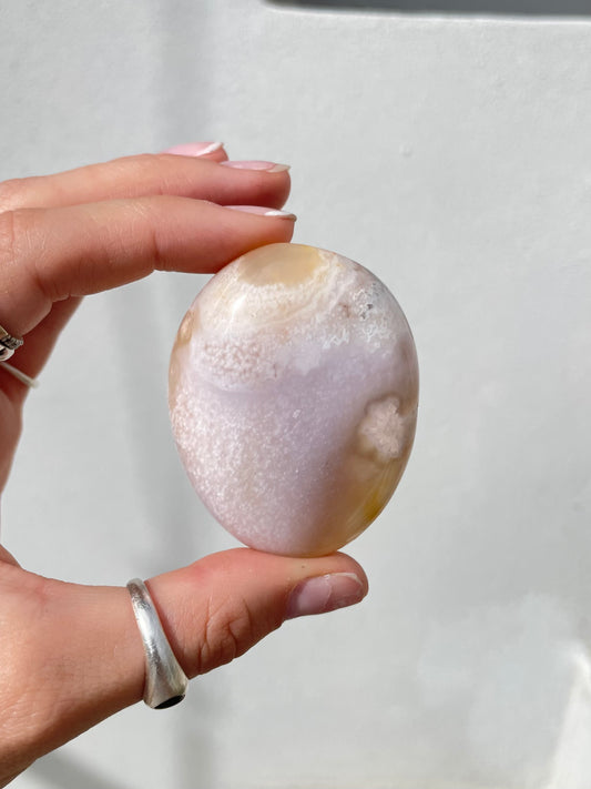 Flower Agate Palm Stone – Healing and Inner Growth