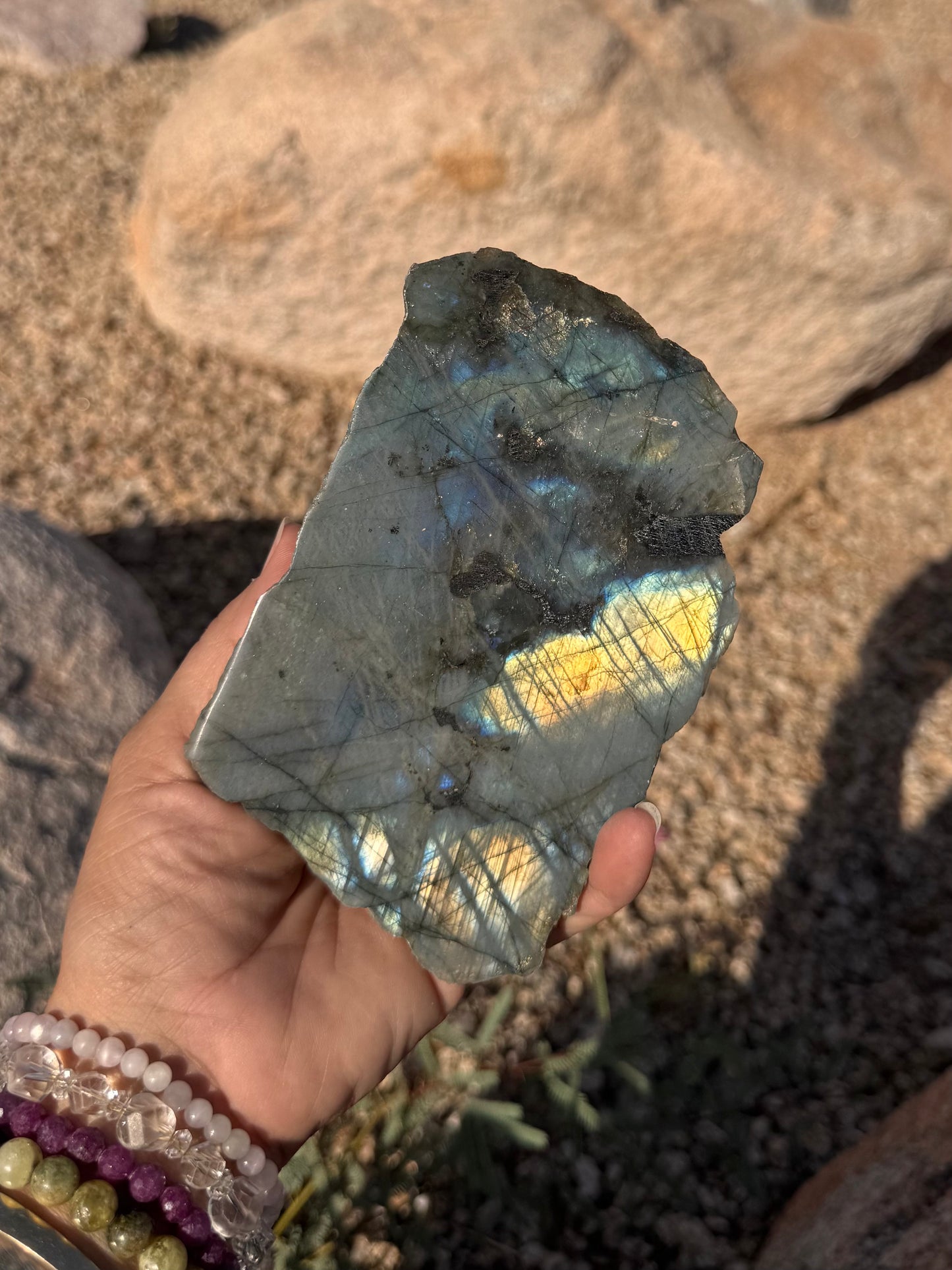 Labradorite Pulida ( Frente ) y Cruda ( Atras )