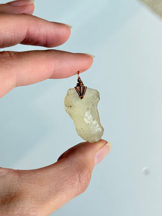 Libyan Desert Glass Copper Wire Pendant / Colgante de Libyan Desert Glass con Wire de Cobre