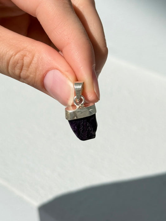 Colgante de sugilita natural en plata 925 | Natural Sugilite Pendant in 925 Sterling Silver