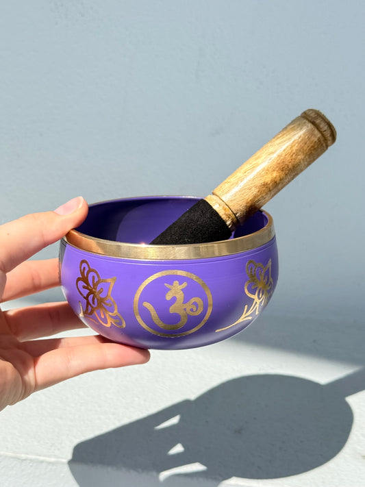 Cuenco tibetano violeta con símbolo Om | Violet Tibetan Singing Bowl with Om Symbol