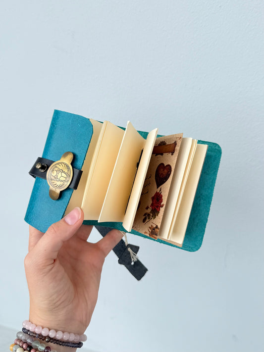 Diario de Piel Turquesa con Escarabajo Egipcio – Libro de Sombras y Grimorio | Turquoise Egyptian Scarab Leather Journal – Book of Shadows & Grimoire