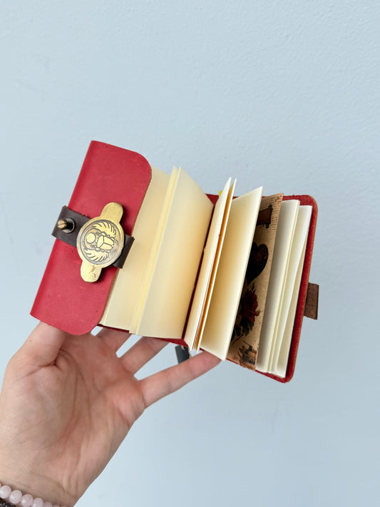 Diario de Piel Roja con Escarabajo Egipcio – Libro de Sombras y Grimorio | Red Egyptian Scarab Leather Journal – Book of Shadows & Grimoire