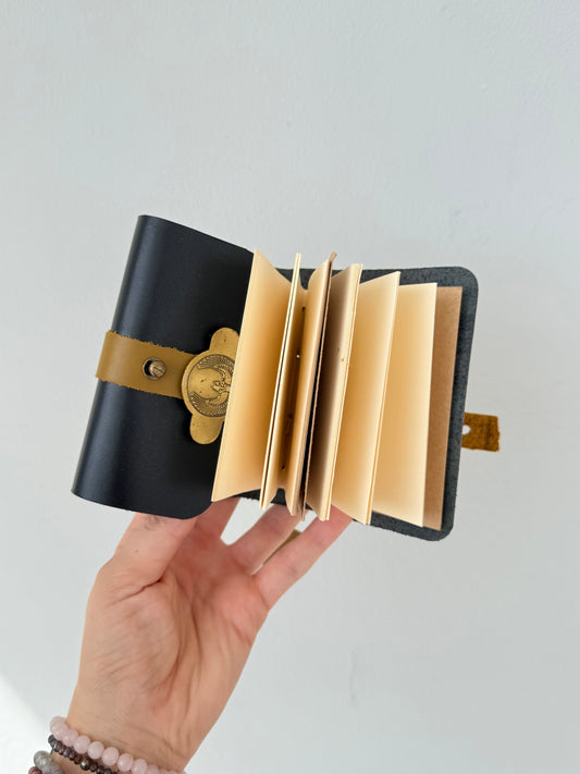 Diario de Piel Negra con Diosa Isis – Libro de Sombras y Grimorio | Black Leather Journal with Goddess Isis – Book of Shadows & Grimoire
