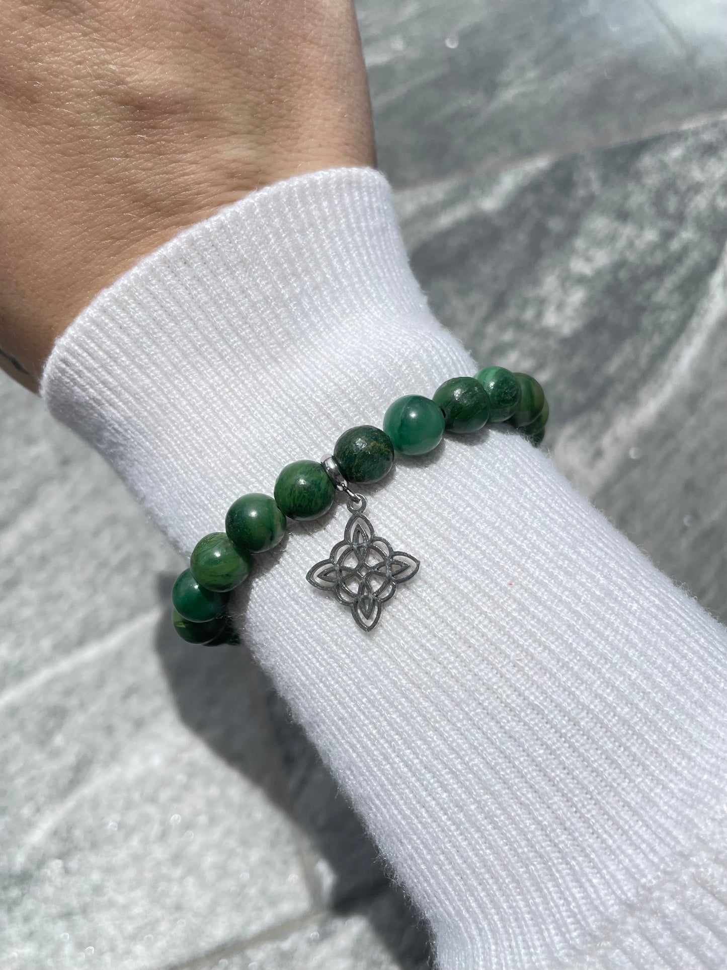 Pulsera de jade verde coloreado y nudo de bruja