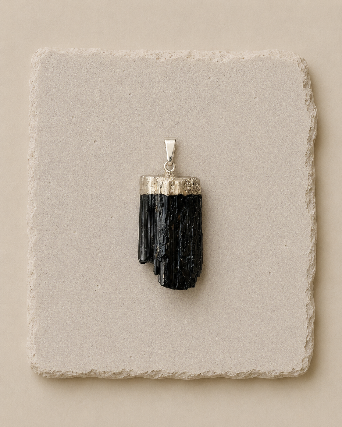 Black Tourmaline Silver-Plated Pendant | Pendant de Turmalina Negra Bañado en Plata