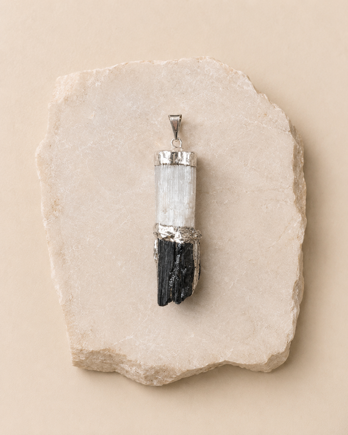 Selenite & Black Tourmaline Pendant | Pendant de Selenita y Turmalina Negra