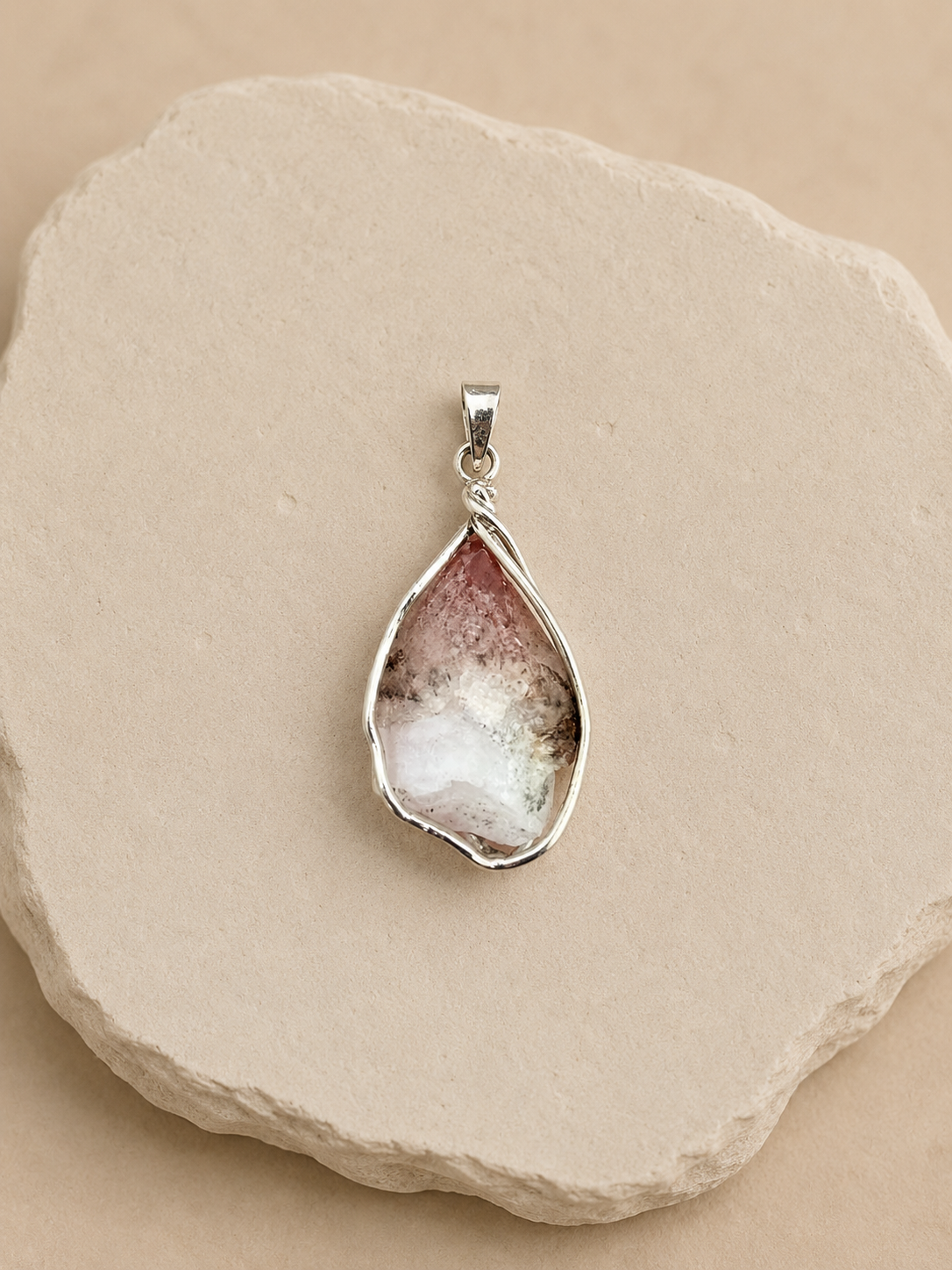 Lithium Quartz Pendant / Pendant de Cuarzo con Litio