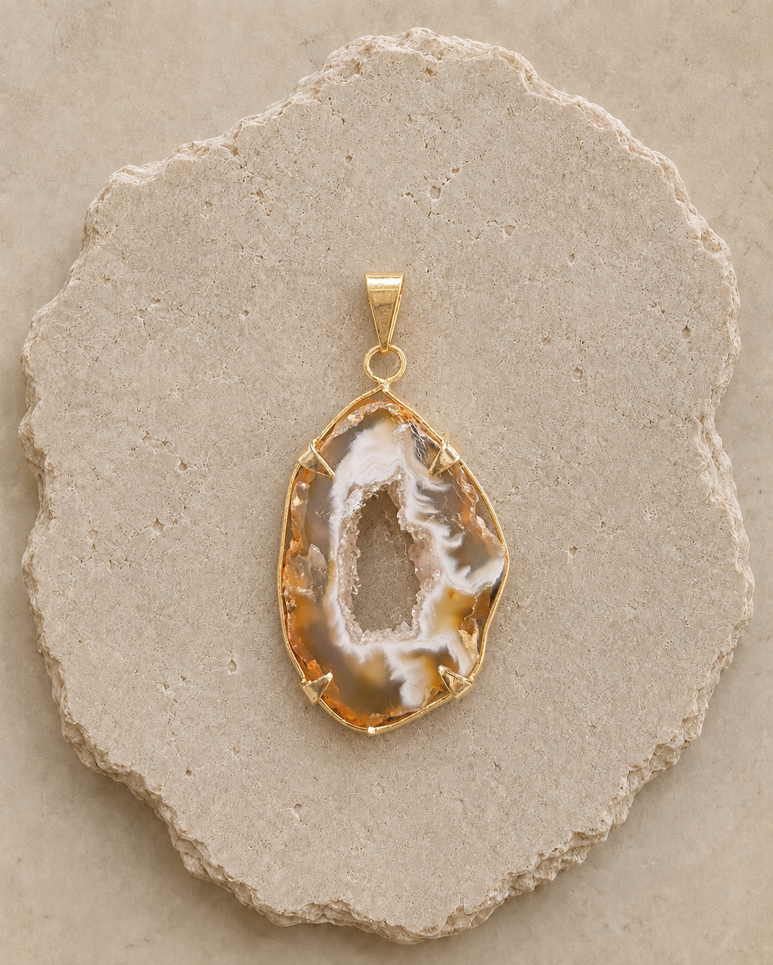 Agate Pendant with Gold-Tone Setting | Pendant de Ágata con Montura Color Oro