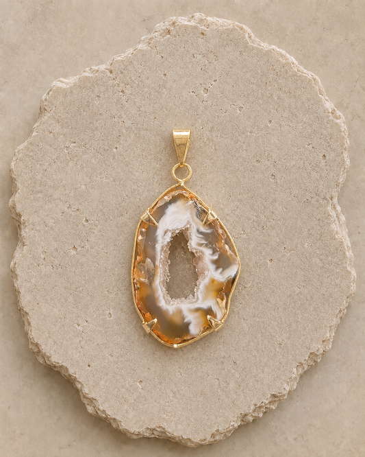 Agate Pendant with Gold-Tone Setting | Pendant de Ágata con Montura Color Oro
