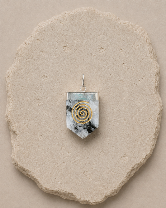 Moonstone Pendant with Spiral Engraving | Pendant de Piedra Luna con Espiral Grabado