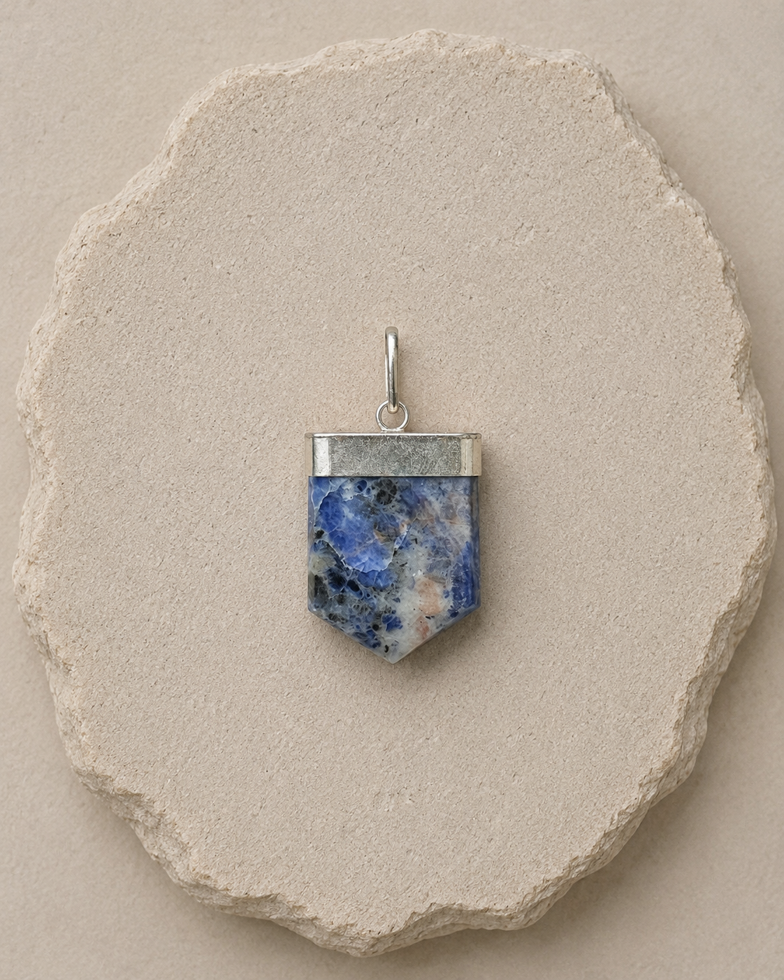 Sodalite Pendant with Spiral Engraving | Pendant de Sodalita con Espiral Grabado