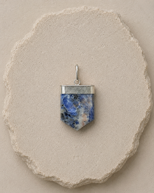Sodalite Pendant with Spiral Engraving | Pendant de Sodalita con Espiral Grabado