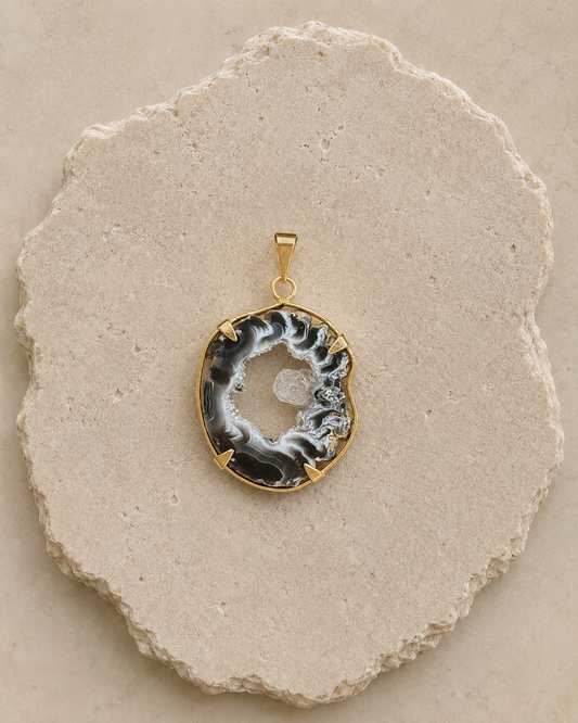 Agate Pendant with Gold-Tone Setting | Pendant de Ágata con Montura Color Oro
