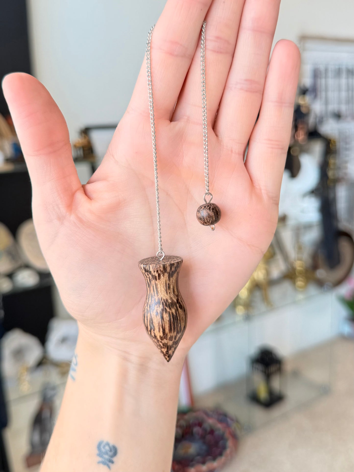 Coconut Shell Pendulum / Péndulo de Cáscara de Coco