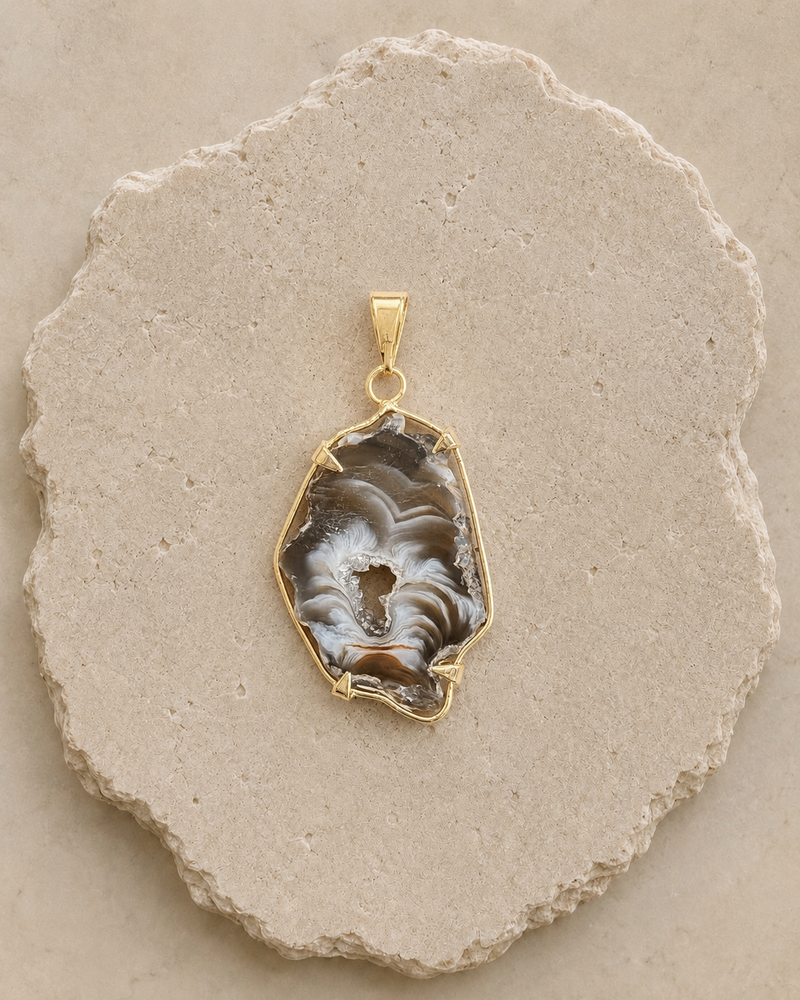 Agate Pendant with Gold-Tone Setting | Pendant de Ágata con Montura Color Oro