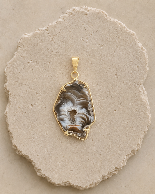 Agate Pendant with Gold-Tone Setting | Pendant de Ágata con Montura Color Oro
