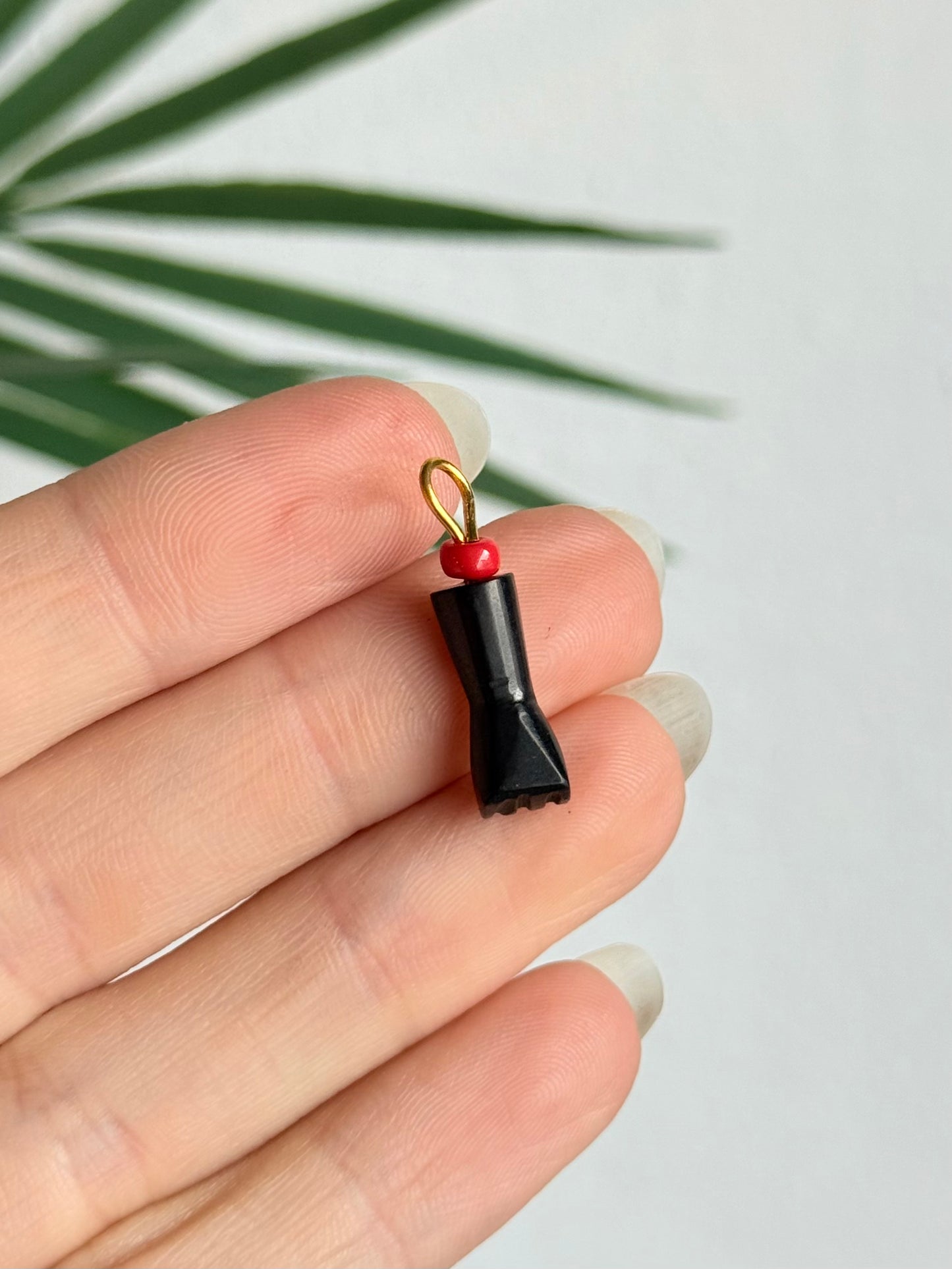 Mano de Azabache Pendant