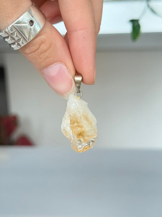 Raw Citrine Pendant (Heat-Treated) / Colgante de Citrino en Bruto (Tratado con Calor)