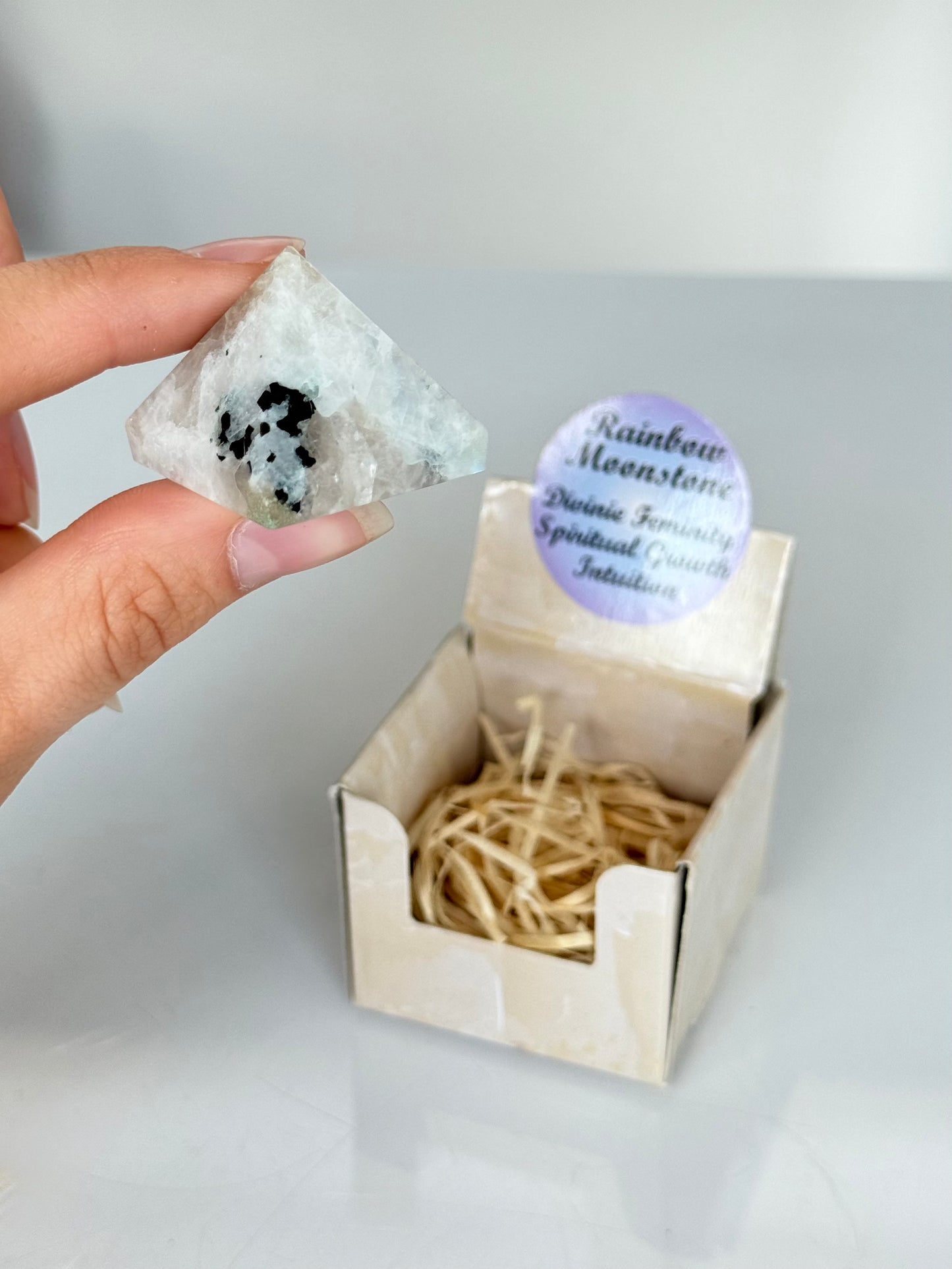 Rainbow Moonstone Pyramid Box / Cajita con Pirámide de Piedra Luna Arcoíris