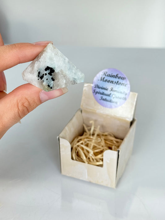 Rainbow Moonstone Pyramid Box / Cajita con Pirámide de Piedra Luna Arcoíris