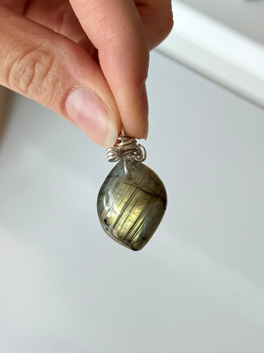 Labradorite Pendant ( Silver 925 wire )