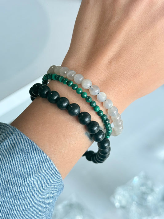 Set de Pulseras para la Energía de la Ansiedad – Malaquita 4 mm, Labradorita 7 mm y Shungita 8 mm