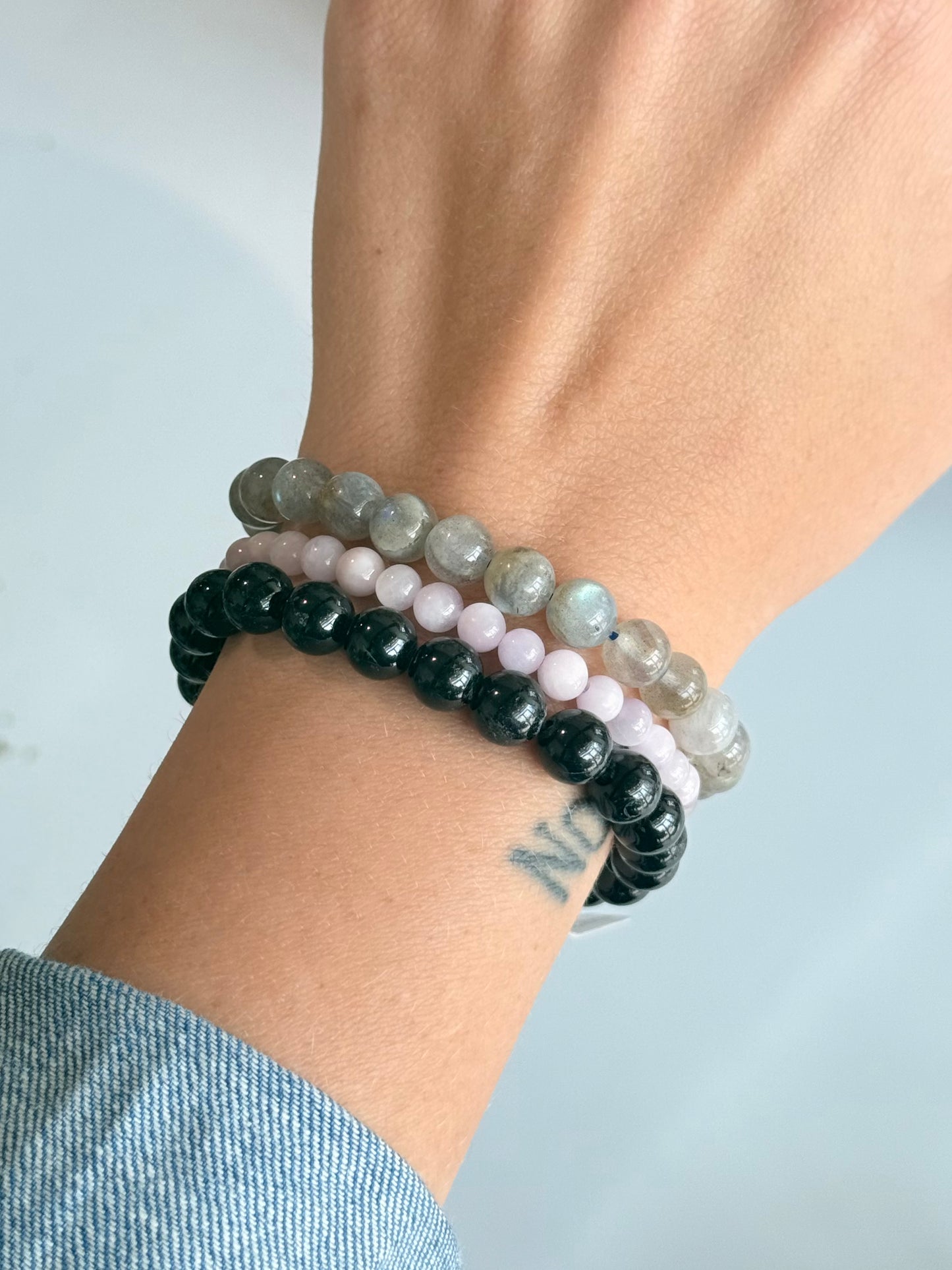 Set de Pulseras para la Energía de la Ansiedad – Labradorita 8 mm, Turmalina Negra 8 mm y Kunzita 5 mm
