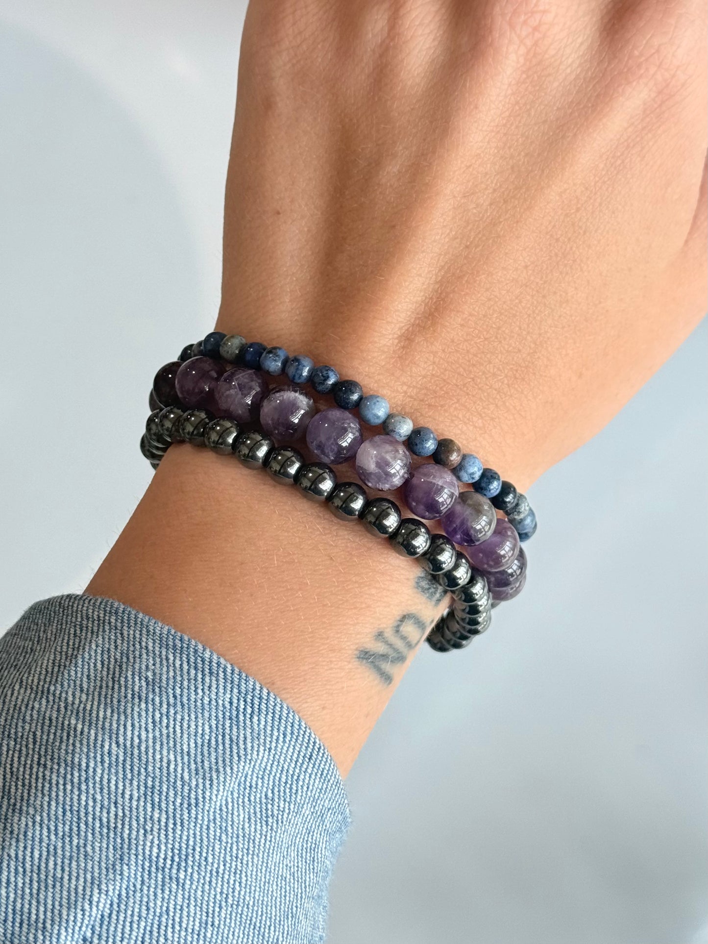Set de Pulseras para la Energía de la Ansiedad – Amatista 8 mm, Dumortierita 4 mm y Hematita 6 mm