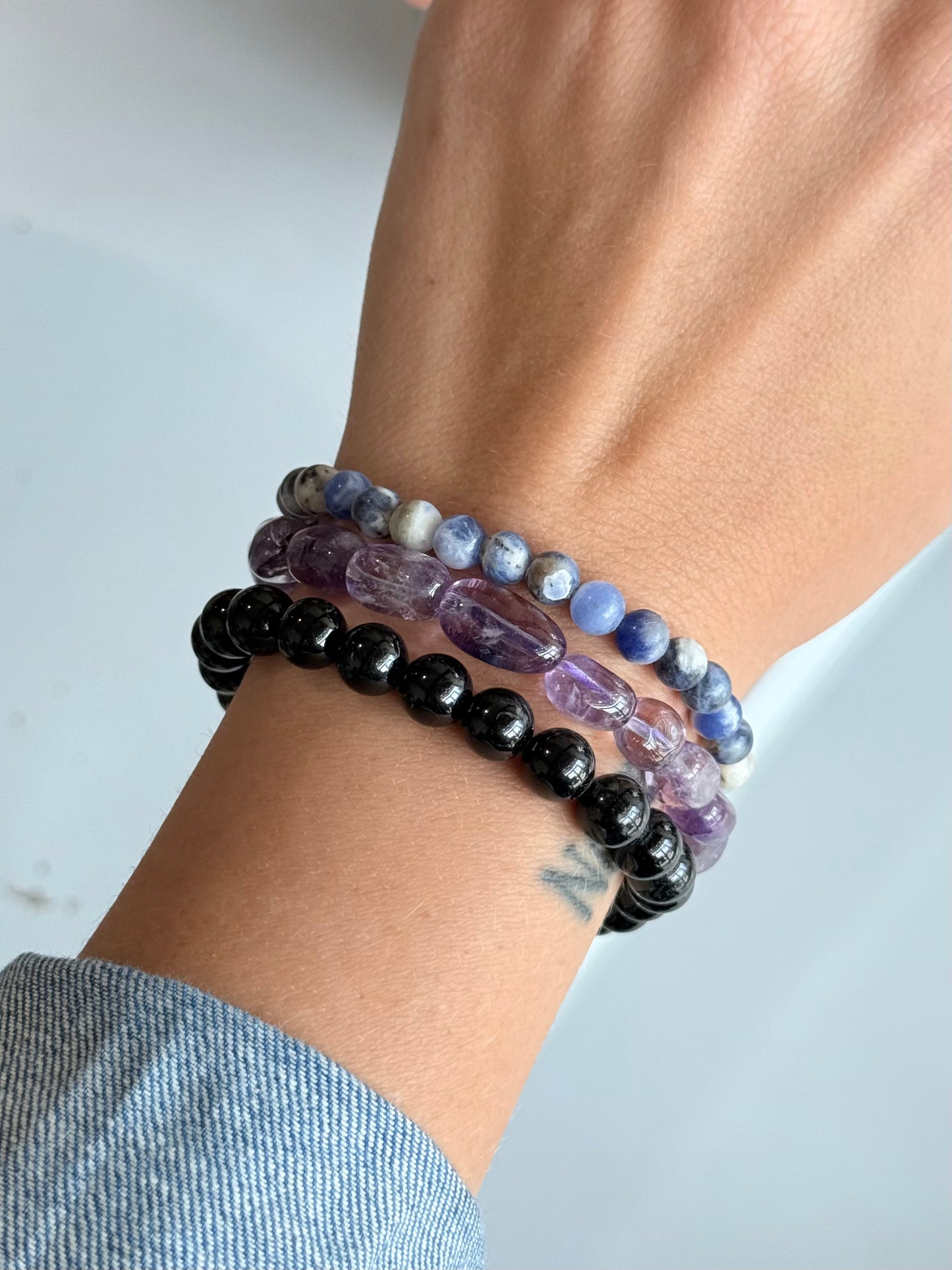 Set de Pulseras para la Energía de la Ansiedad – Turmalina Negra 8 mm, Amatista Free Form y Sodalita 6 mm