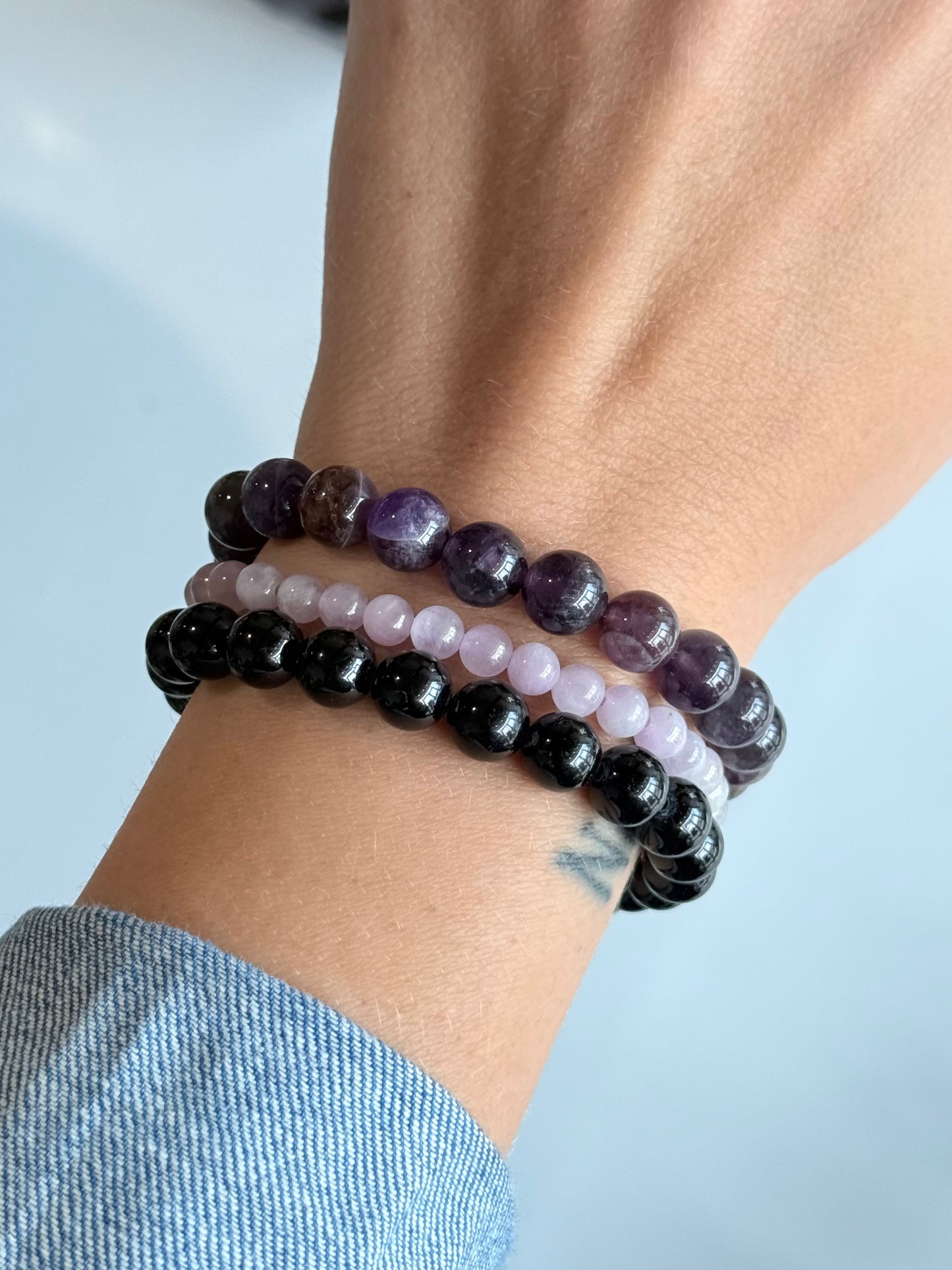 Set de Pulseras para la Energía de la Ansiedad – Amatista 8 mm, Kunzita 5 mm y Turmalina Negra 8 mm